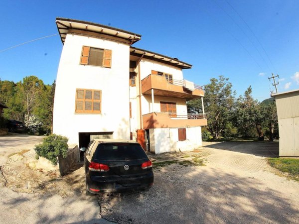 casa indipendente in vendita a Fabriano in zona Marischio