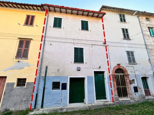 casa indipendente in vendita a Fabriano in zona Varano