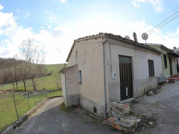 casa indipendente in vendita a Fabriano in zona Paterno