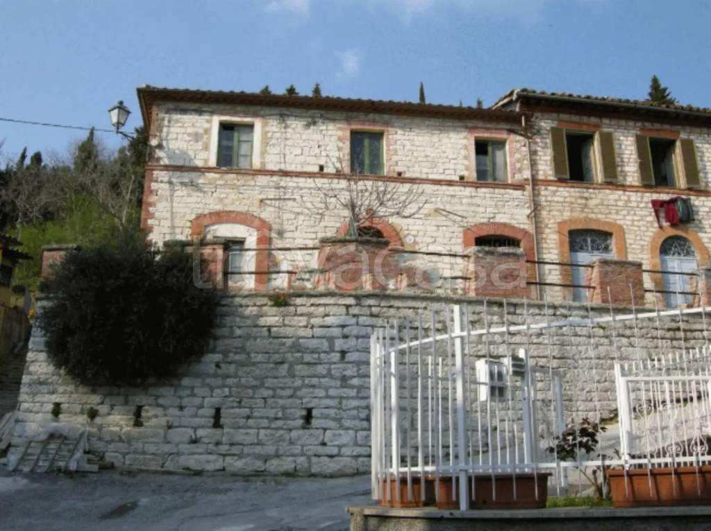 casa indipendente in vendita a Fabriano in zona Nebbiano
