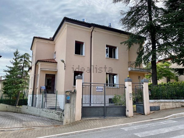 casa indipendente in vendita a Fabriano