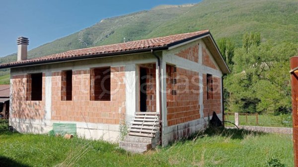 casa indipendente in vendita a Fabriano in zona Campodonico