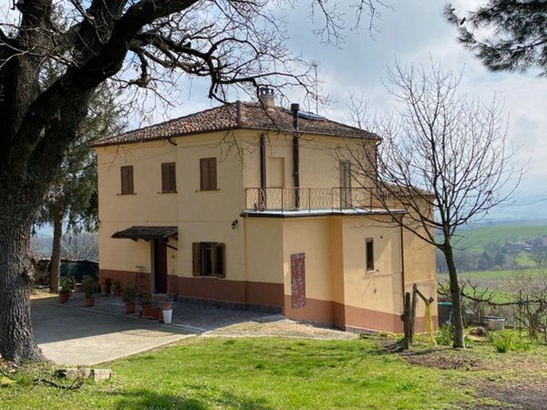 casa indipendente in vendita a Fabriano in zona Collamato