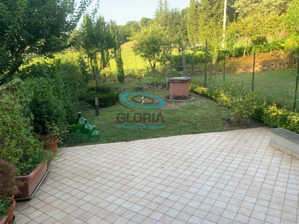 casa indipendente in vendita a Fabriano