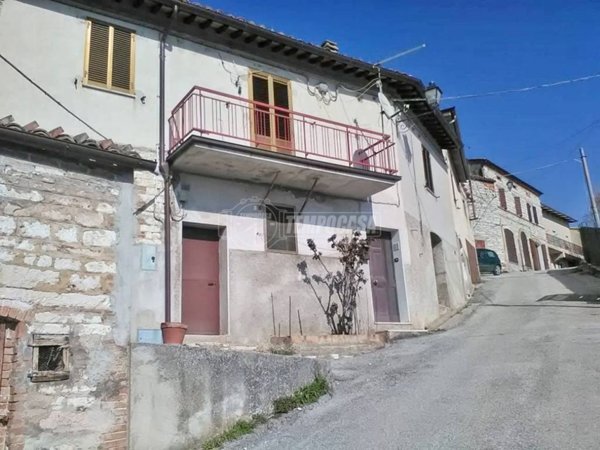 casa indipendente in vendita a Fabriano in zona Nebbiano