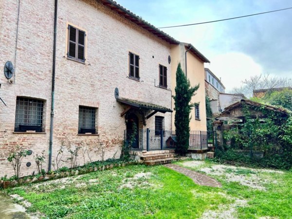 casa indipendente in vendita a Fabriano