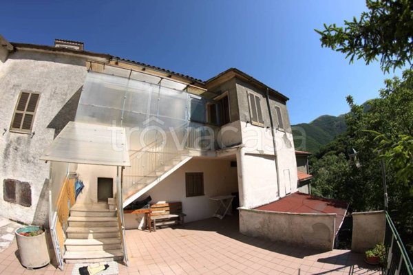casa indipendente in vendita a Fabriano in zona Serradica