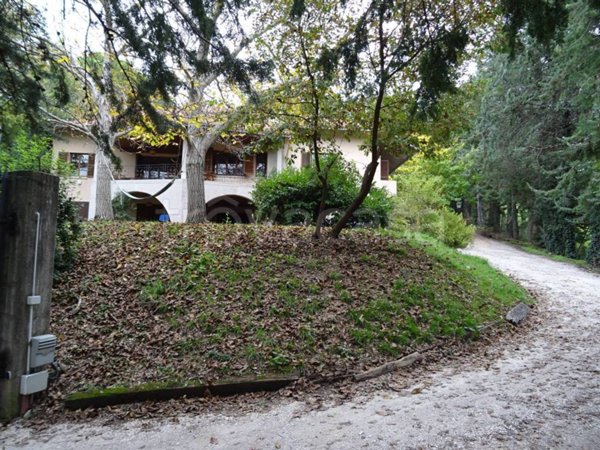 casa indipendente in vendita a Fabriano