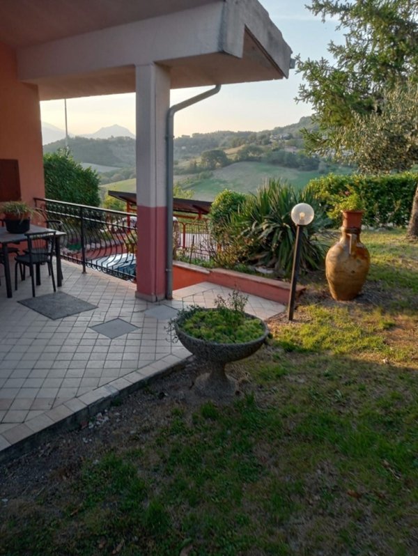casa indipendente in vendita a Fabriano