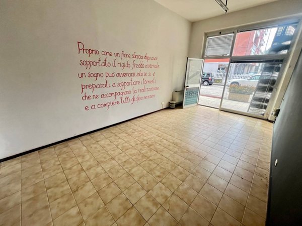 locale commerciale in vendita a Fabriano