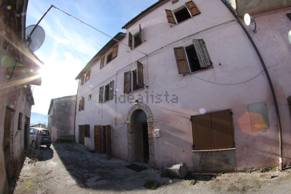 appartamento in vendita a Fabriano in zona Cantia