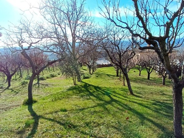 casa indipendente in vendita a Fabriano in zona Nebbiano