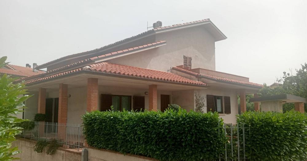 casa indipendente in vendita a Fabriano in zona Cantia