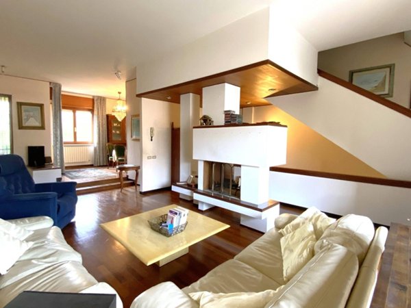 casa indipendente in vendita a Fabriano