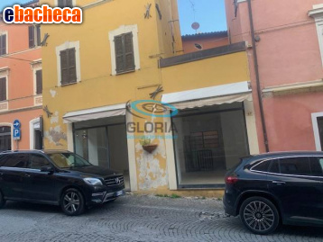 locale commerciale in vendita a Fabriano
