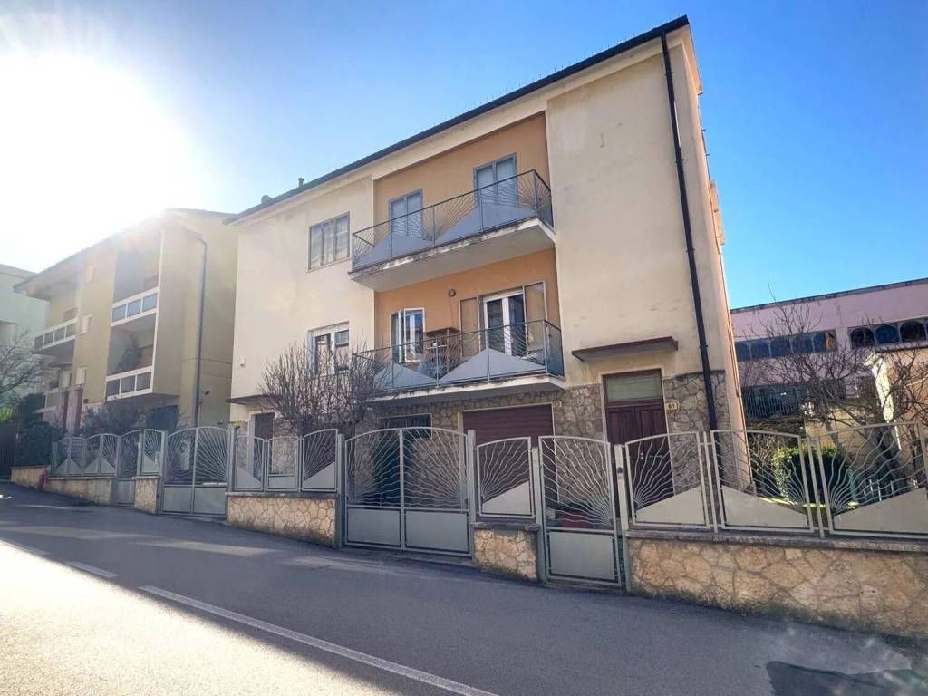 casa indipendente in vendita a Fabriano