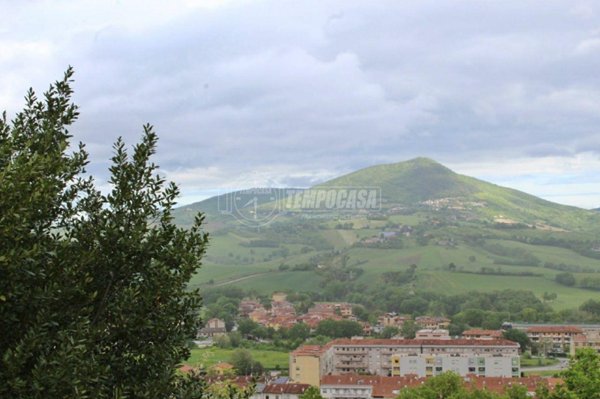 casa indipendente in vendita a Fabriano