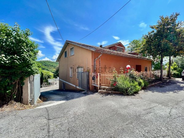 appartamento in vendita a Fabriano in zona Melano