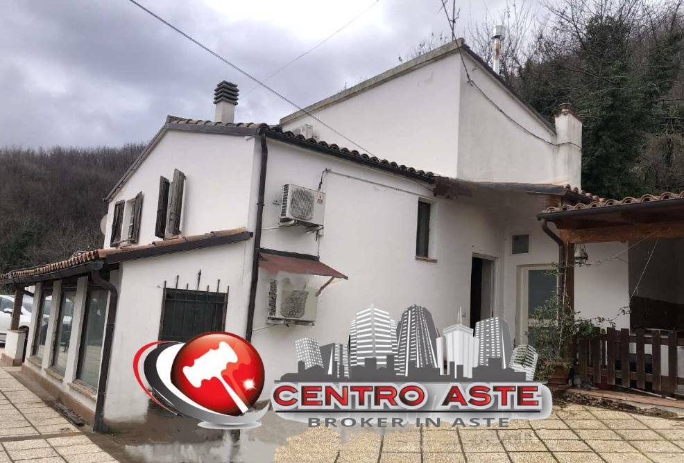 casa indipendente in vendita a Fabriano in zona Collamato