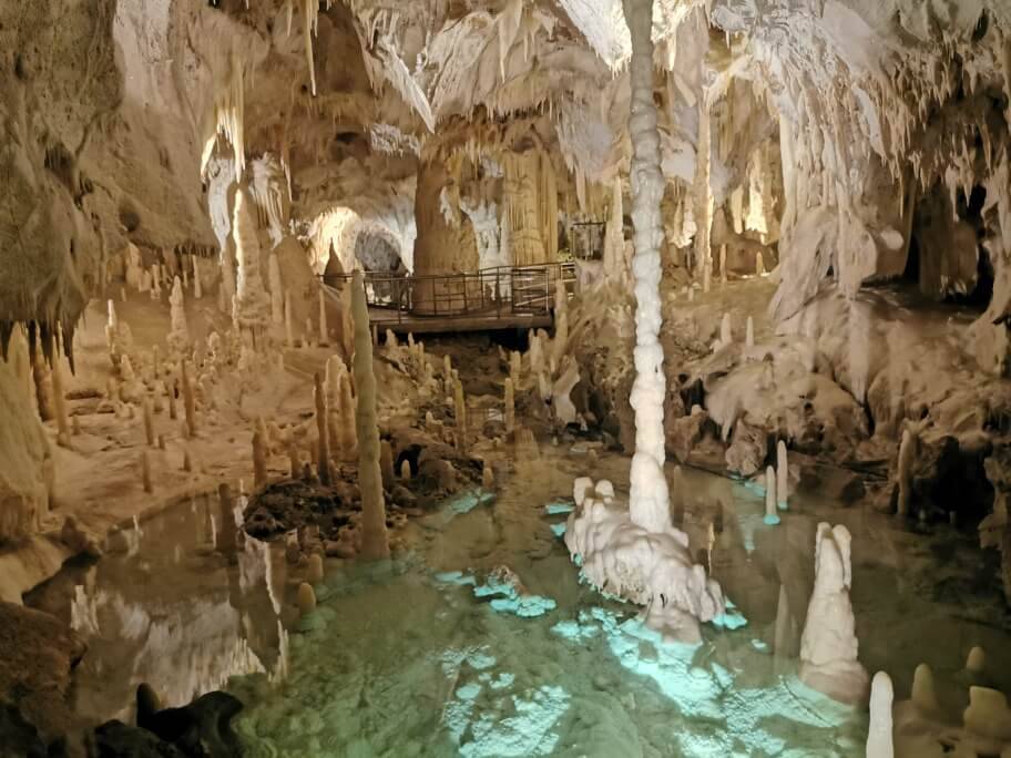 negozio in vendita a Fabriano in zona Precicchie/Grotte