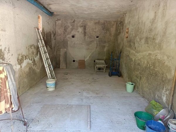 intera palazzina in vendita a Fabriano in zona Attiggio