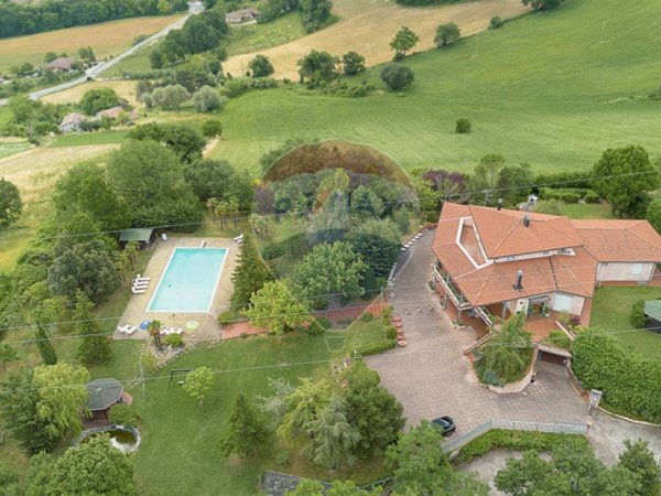 casa indipendente in vendita a Fabriano