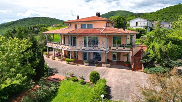 casa indipendente in vendita a Fabriano
