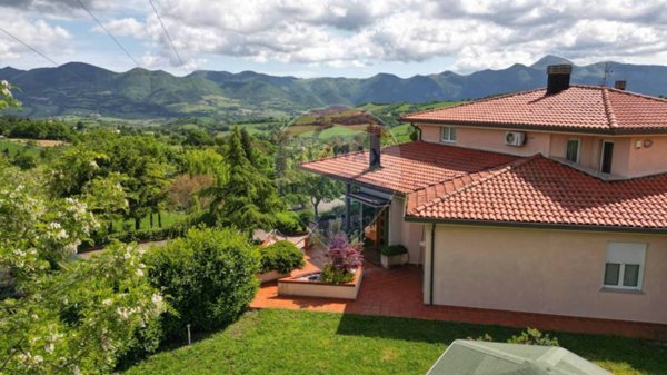 casa indipendente in vendita a Fabriano