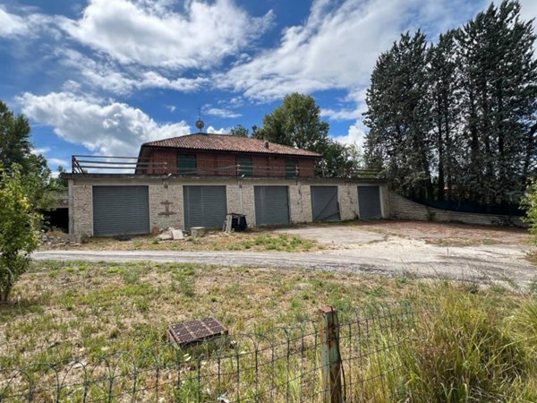 casa indipendente in vendita a Fabriano