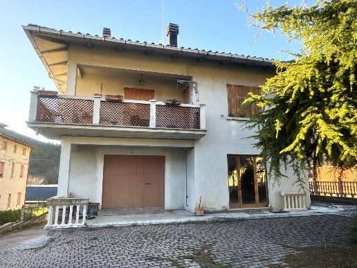 casa indipendente in vendita a Fabriano in zona Borgo Tufico