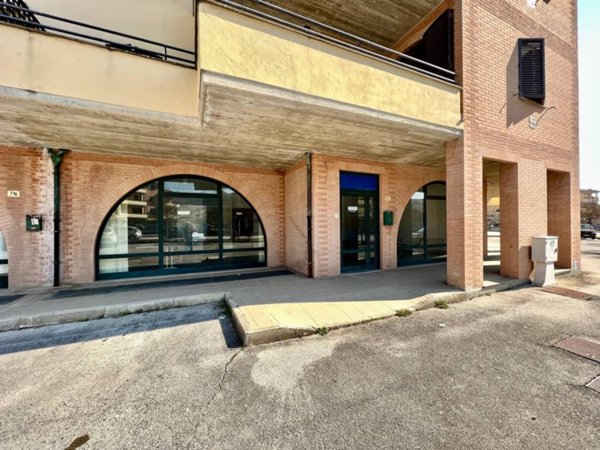 locale commerciale in vendita a Fabriano