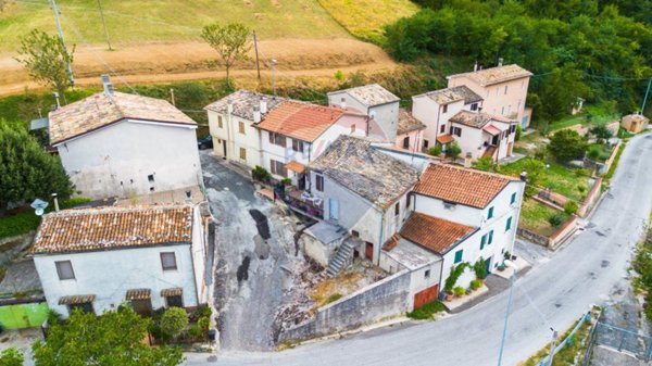 casa indipendente in vendita a Fabriano in zona San Giovanni