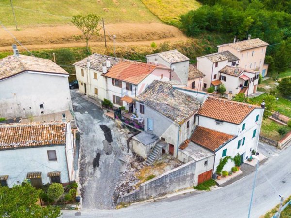 casa indipendente in vendita a Fabriano in zona San Giovanni