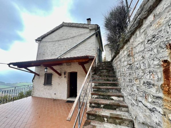 casa semindipendente in vendita a Fabriano in zona Vallemontagnana