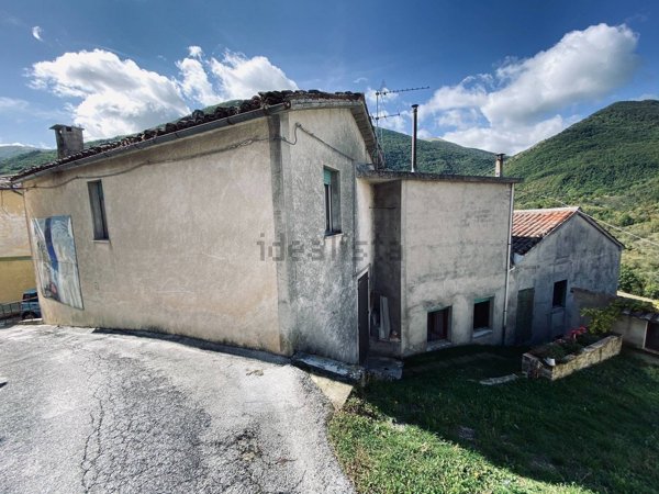 casa semindipendente in vendita a Fabriano in zona Cacciano