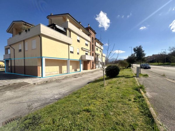 locale commerciale in vendita a Fabriano