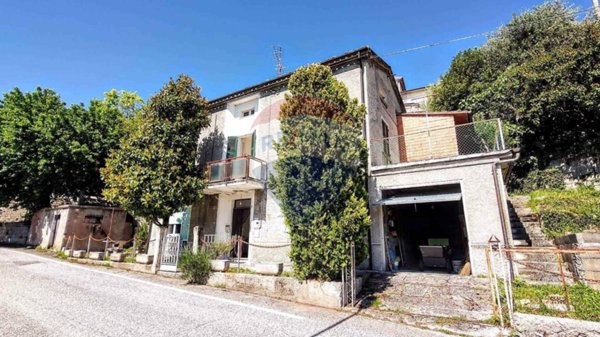 casa indipendente in vendita a Fabriano in zona Sant'Elia