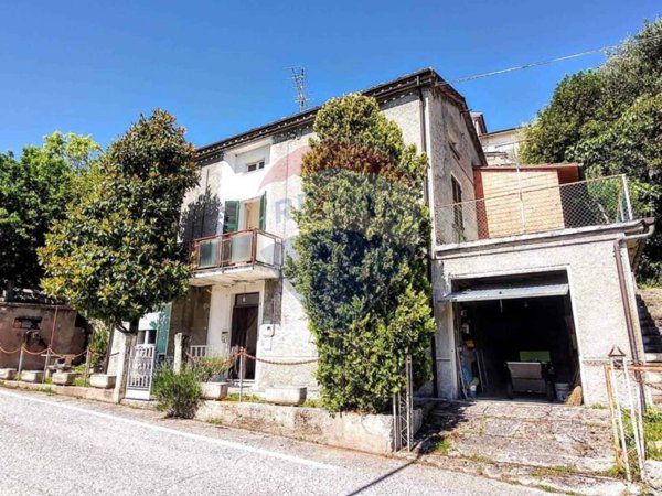 casa indipendente in vendita a Fabriano in zona Sant'Elia