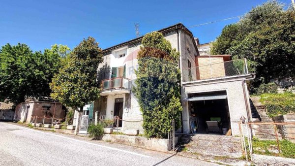 casa indipendente in vendita a Fabriano in zona Sant'Elia