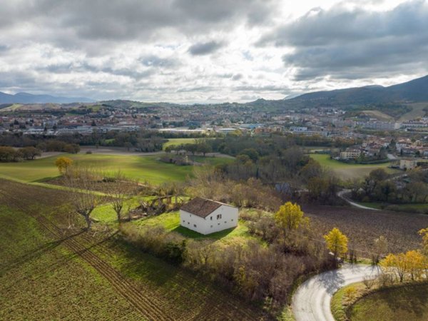 casa indipendente in vendita a Fabriano