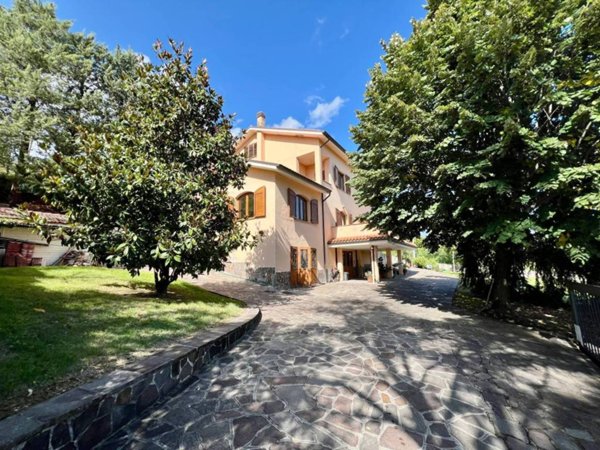casa indipendente in vendita a Fabriano