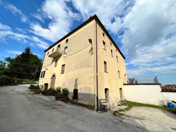 intera palazzina in vendita a Fabriano in zona Ciaramella