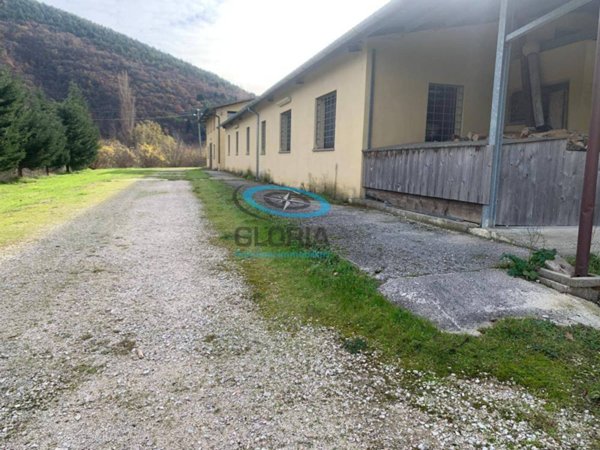 casa indipendente in vendita a Fabriano