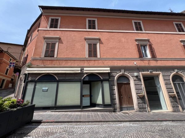 locale commerciale in vendita a Fabriano
