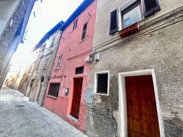 casa indipendente in vendita a Fabriano