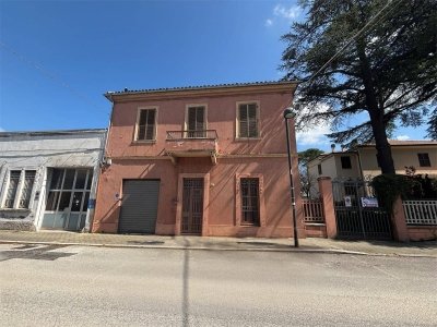 casa indipendente in vendita a Fabriano