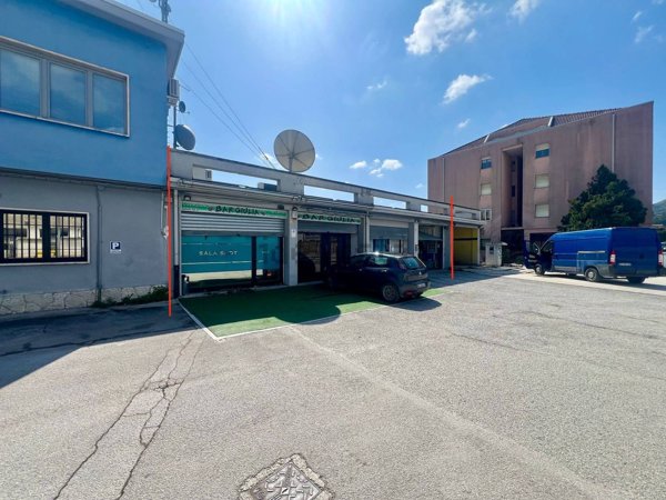locale commerciale in vendita a Fabriano