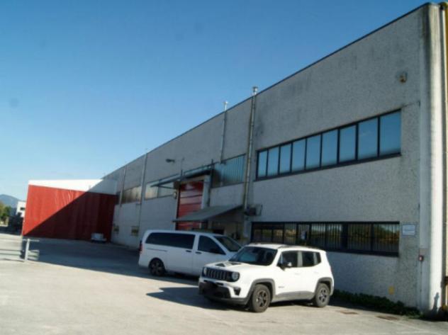 locale commerciale in vendita a Fabriano in zona Marischio