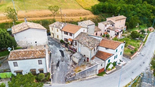 casa indipendente in vendita a Fabriano in zona San Giovanni