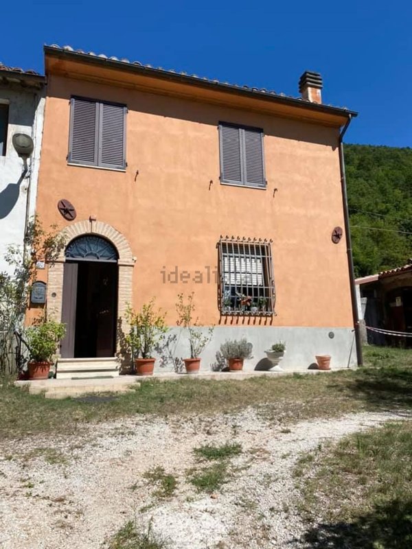 casa indipendente in vendita a Fabriano in zona Borgo Tufico
